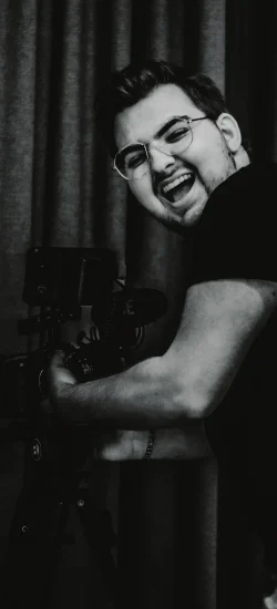 Zwart-wit portretfoto van Robin van Vliet, Director en Director of Photography, tijdens een filmshoot.