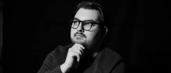 Zwart-wit profielfoto van Robin van Vliet, director en director of photography.